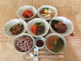 一汁三菜　韓国料理の配膳例です。